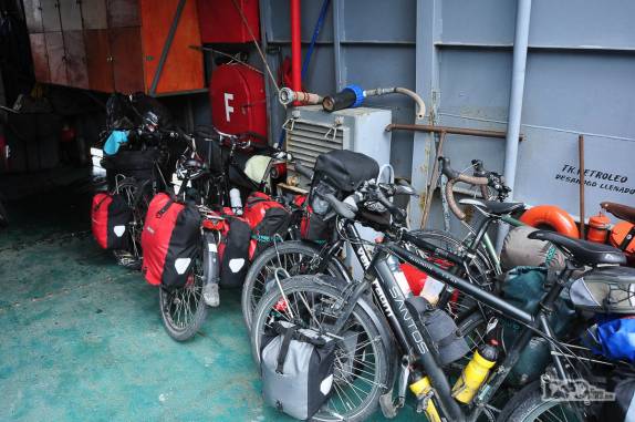 Muitas bicicletas na balsa de Puerto Yungay em direção a Villa O'Higgins, no sul do Chile